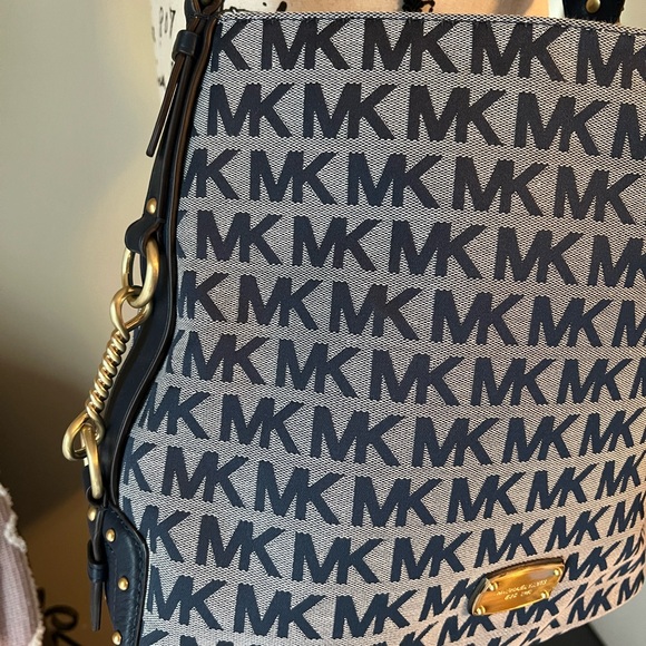 Michael Kors Luxury Studded Astor Large Shoulder Bag Tote NWT - Picture 3 of 10